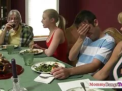 Una ragazza di colore nonne porno tedesche viene mangiata