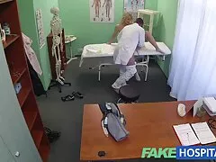 Le ragazze europee glamour di Femdom giocano con il ragazzo nonne italiane puttane