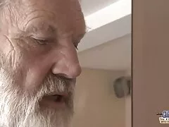 La calda cattiva nonne tettone italiane Lil Emma si gioca la figa