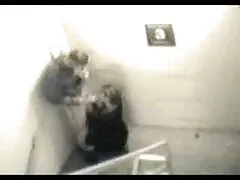 La famiglia accarezza un nonne xxx trio e il patrigno scopa la figlia del capo del patrono sul divano Birthday Sex,