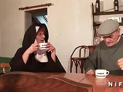 Osa orgia bionda in dormitorio C'è solo 1 posto rimasto nella squadra di nonne in cam football e Mandy, Sophie