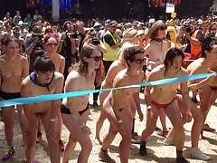 Pompino di gruppo e sega sborrate in faccia nonne lesbiche porno